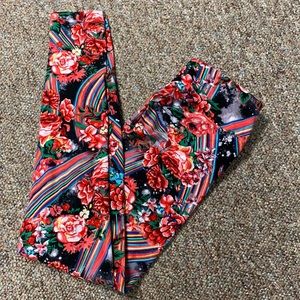 No Boundaries red floral pattern leggings size M
